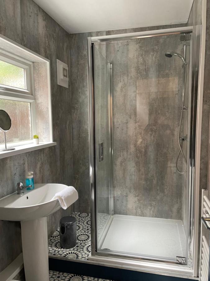 Balfour B - Fully Refurbished 2 Bedrooms Ideal For Contractors And Families Free Wifi Free Parking Ground Floor *